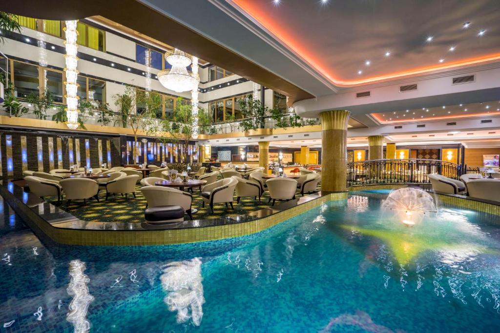 una piscina con sedie e un ristorante di Hotel Gołębiewski Wisła a Wisła