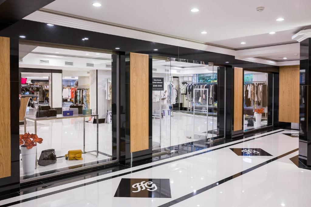 un centro commerciale con molte finestre di vetro di Hotel Gołębiewski Wisła a Wisła
