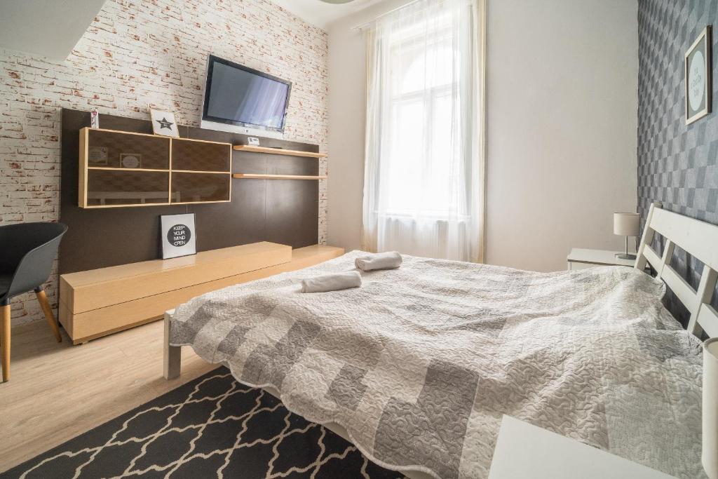 Posteľ alebo postele v izbe v ubytovaní Susan Apartment near Blaha Lujza Square