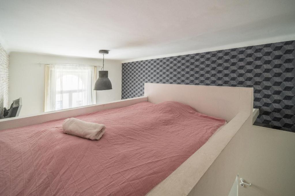 Posteľ alebo postele v izbe v ubytovaní Susan Apartment near Blaha Lujza Square