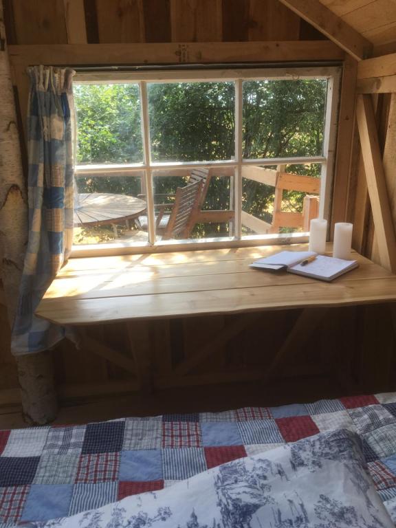 Postel nebo postele na pokoji v ubytování Treehouse B&B
