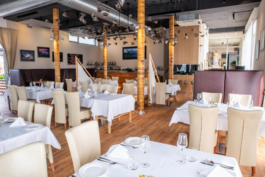 TV a/nebo společenská místnost v ubytování Restaurant & Design Hotel Noem Arch