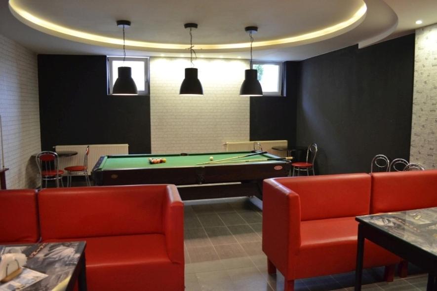 Biliardový stôl v ubytovaní Hostel Malinowski City