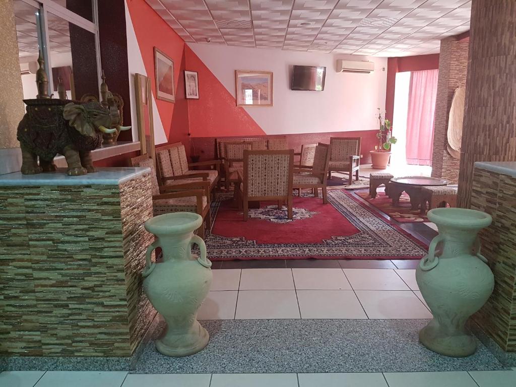 dos jarrones sentados en un mostrador en una habitación en Charm El Cheikh Hotel en Orán