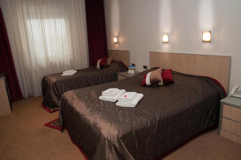 A bed or beds in a room at Garni Hotel Vigor - EV station