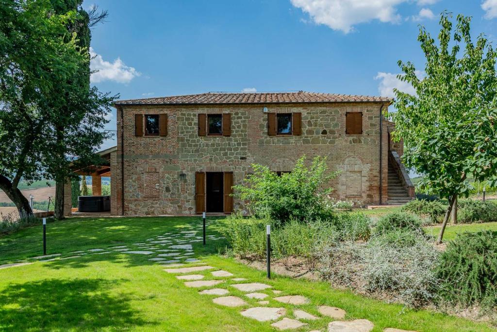 蒙特普齊亞諾的住宿－Villa Talosa，一座石头房子,前面设有花园