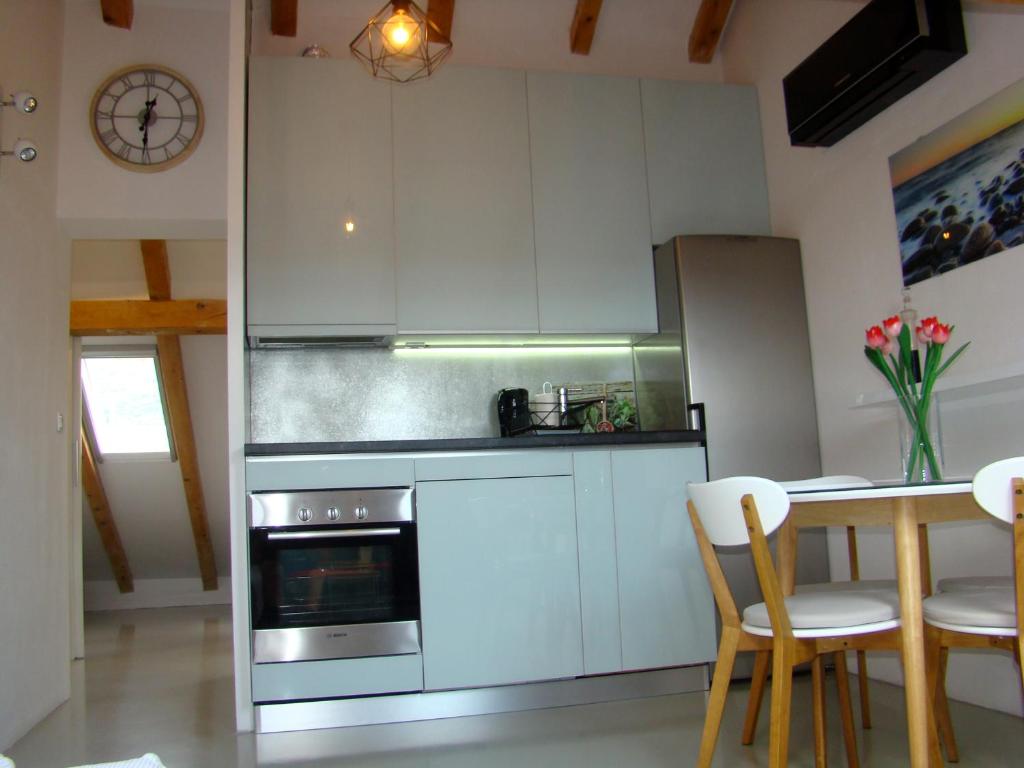 Kuchyňa alebo kuchynka v ubytovaní Kike Apartment