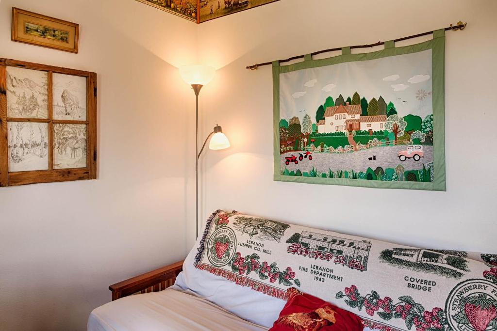 Ένα ή περισσότερα κρεβάτια σε δωμάτιο στο Highlander Cabin