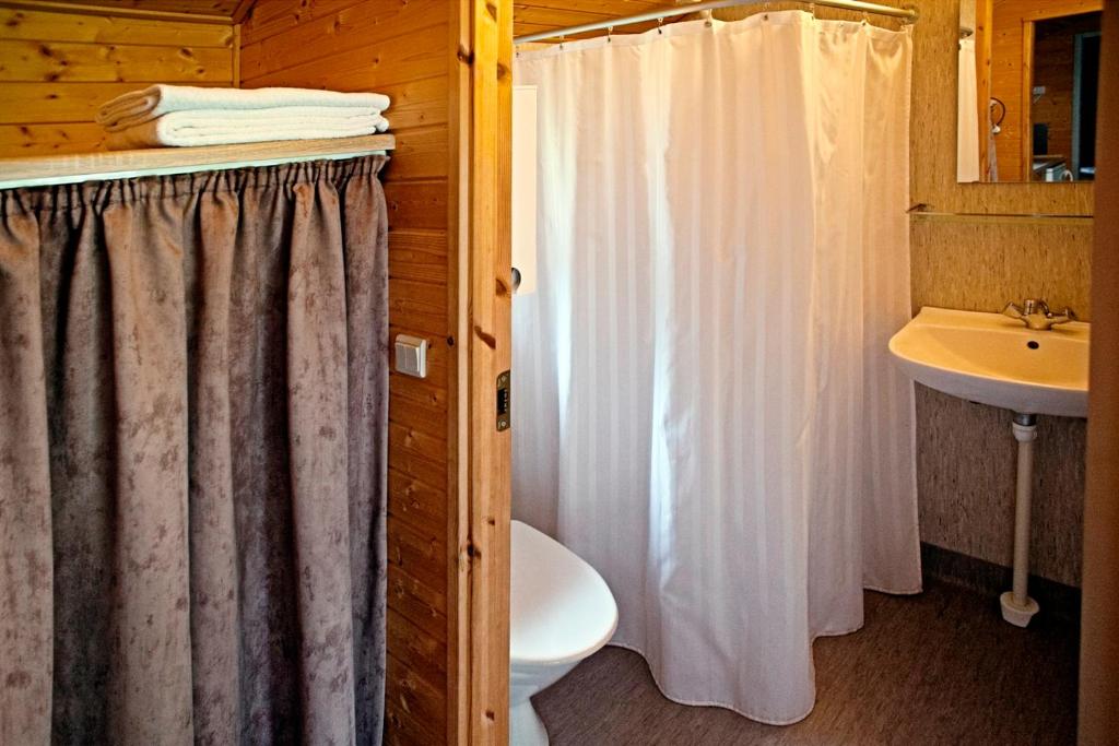 un bagno con tenda da doccia e lavandino di LEGOLAND Wild West Cabins a Billund