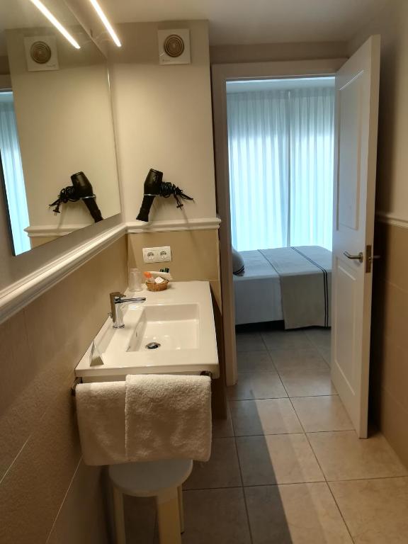 Postel nebo postele na pokoji v ubytování Hotel Tamariu