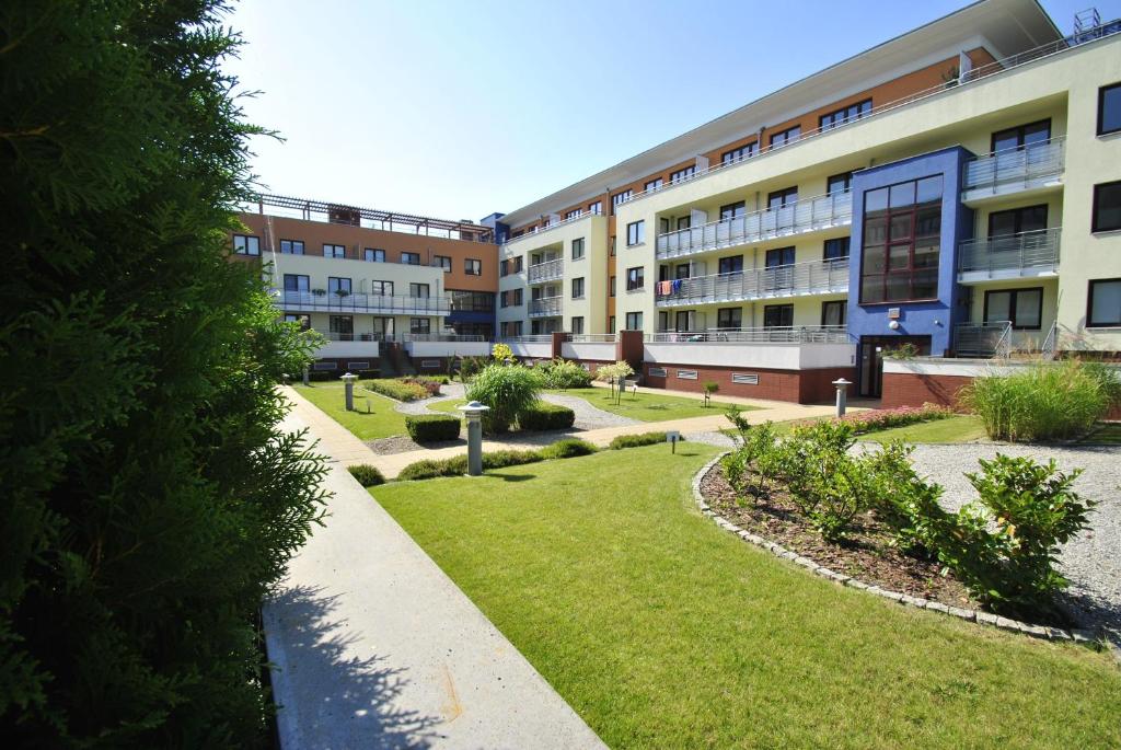 un edificio de apartamentos con césped delante en Apartamenty Sun Seasons 24 - Zielone Tarasy, en Kołobrzeg