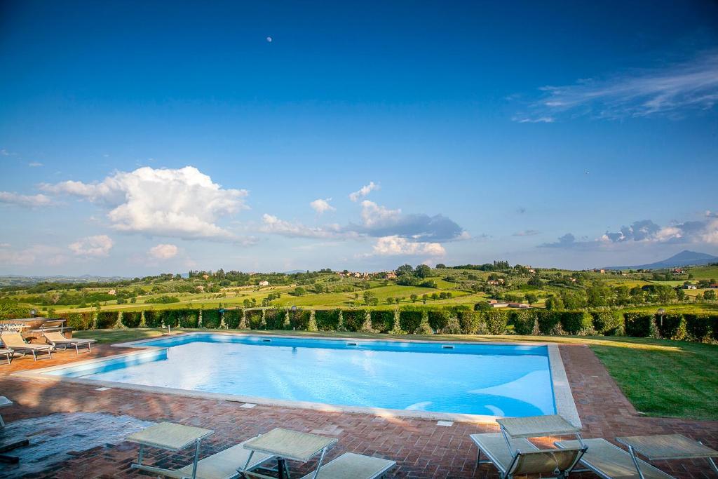 Bazén v ubytování Agriturismo Sanguineto nebo v jeho okolí