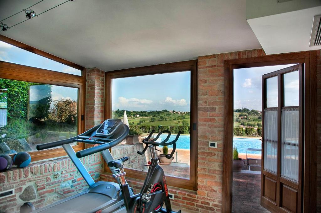 Bazén v ubytování Agriturismo Sanguineto nebo v jeho okolí
