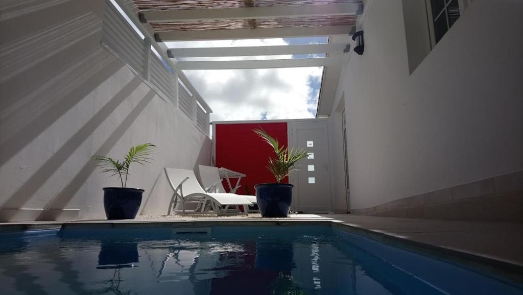 Bazén v ubytování Gite Grenadille Martinique nebo v jeho okolí