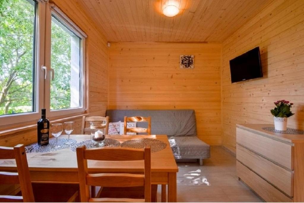 Televízia a/alebo spoločenská miestnosť v ubytovaní Nadmorski Skarb Domki Apartamentowe