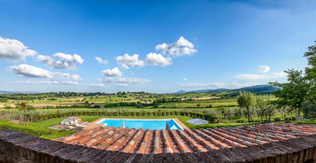 Bazén v ubytování Agriturismo Sanguineto nebo v jeho okolí