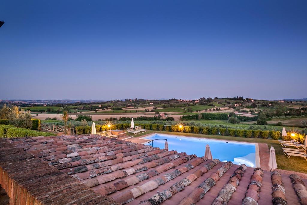 Bazén v ubytování Agriturismo Sanguineto nebo v jeho okolí