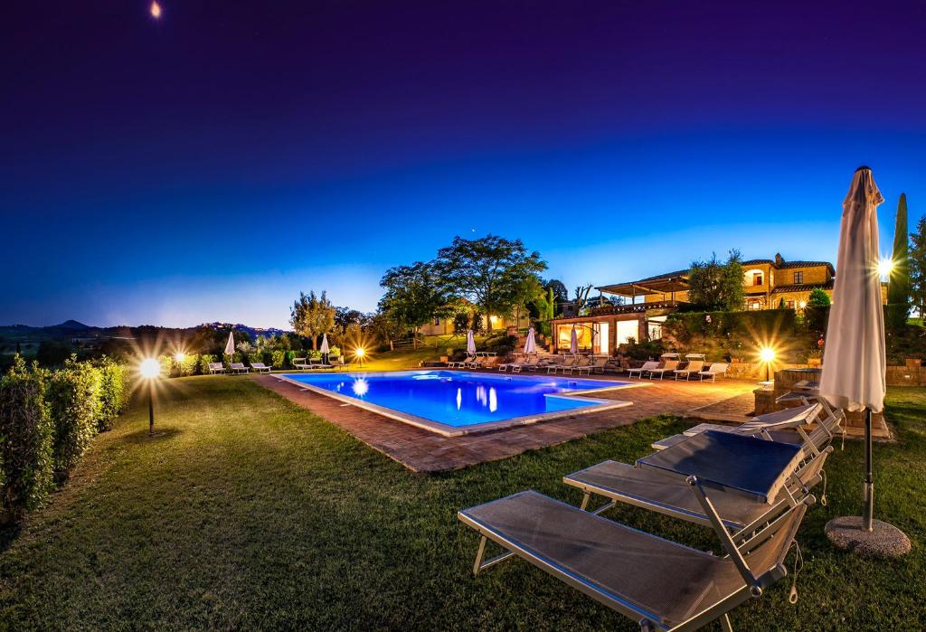 Bazén v ubytování Agriturismo Sanguineto nebo v jeho okolí