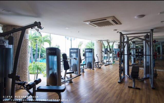 Fitness centrum a/nebo fitness zařízení v ubytování The Palm Beach Front