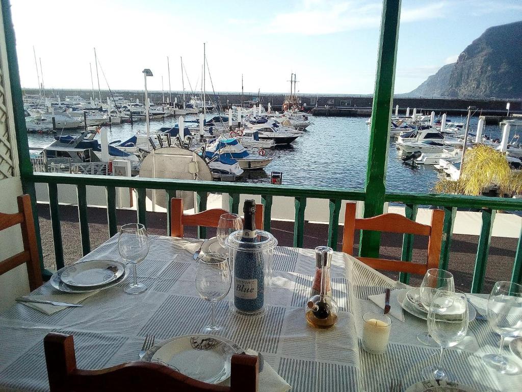 アカンティラド・デ・ロス・ヒガンテスにあるPoblado Marinero vista mare by Holiday Worldの船のマリーナを望むテーブル