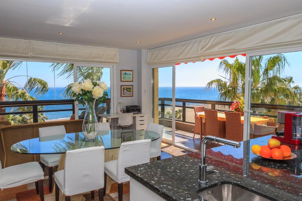 a kitchen and dining room with a view of the ocean at El Remo Deluxe in Torremolinos