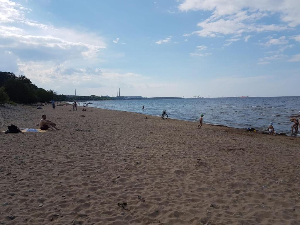 grupa ludzi na plaży blisko wody w obiekcie KEVERON Ranna 35-34 w mieście Sillamäe