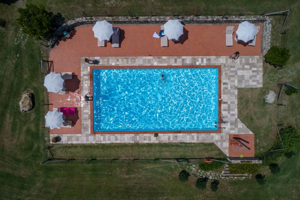 an overhead view of a swimming pool in a yard at Agriturismo San Nicolò in Montecastelli