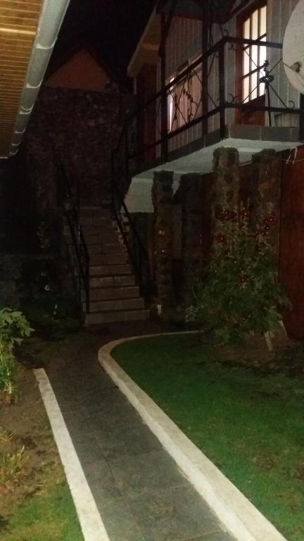 Una escalera que conduce a una casa por la noche en Hostal Parediso, en Punta Arenas