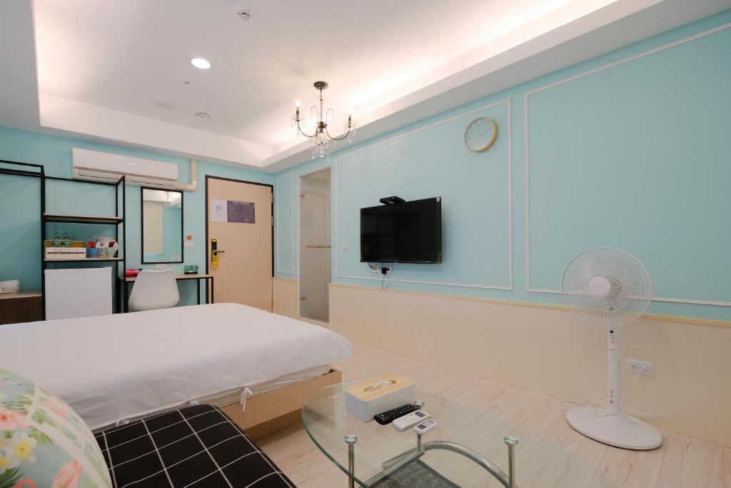 TV a/nebo společenská místnost v ubytování Color Fun inn