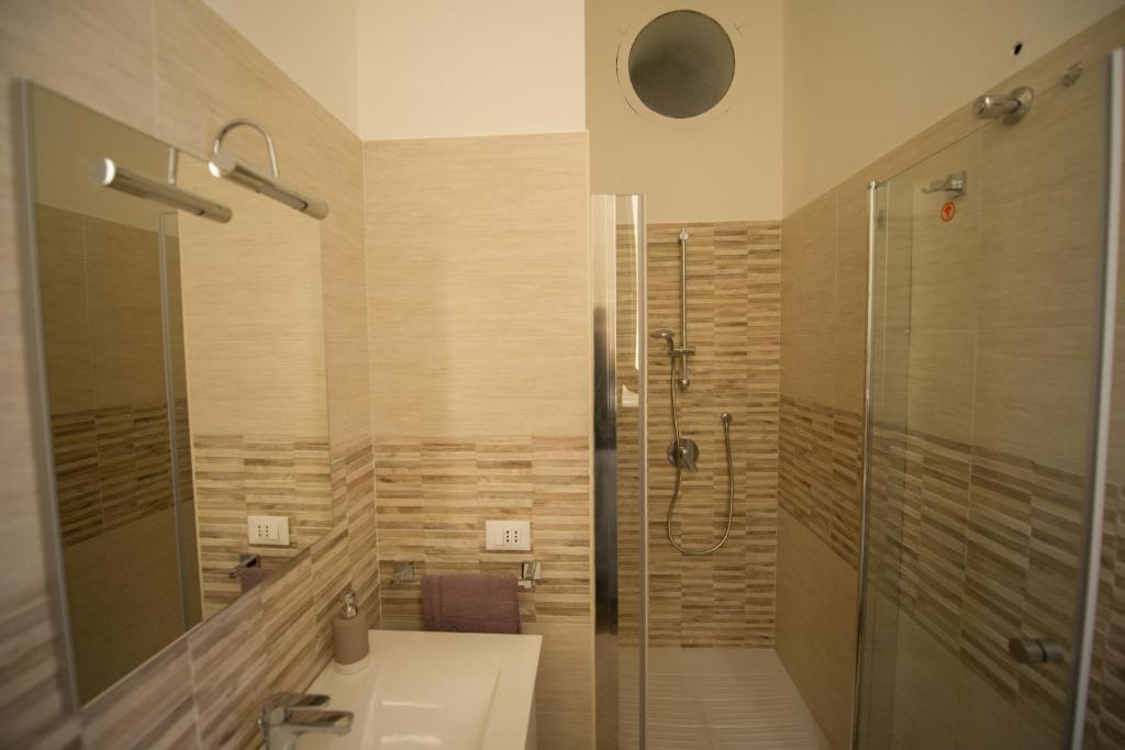 W łazience znajduje się prysznic, umywalka i toaleta. w obiekcie Villa le Torri B&B w Trapani