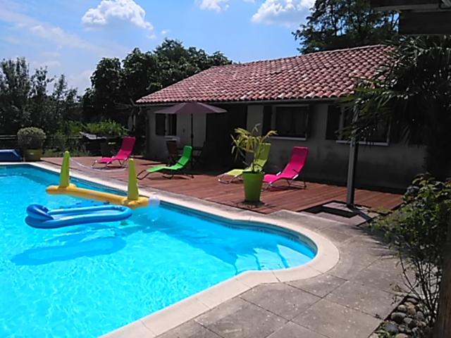 Pouillon的住宿－Grand Hourcqs，一个带椅子的游泳池以及一座房子