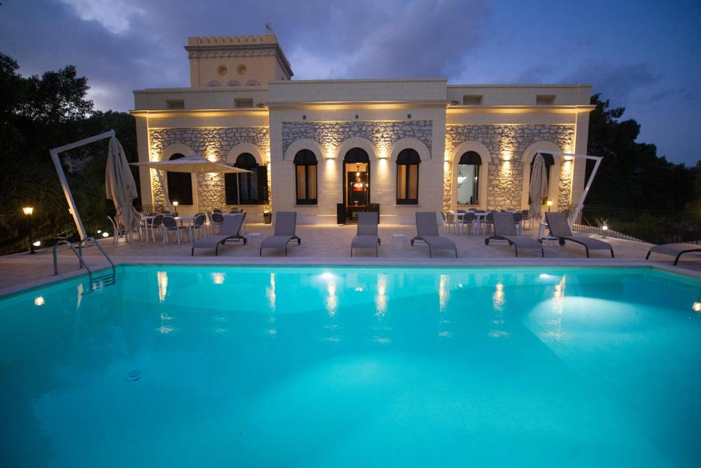 Basen w obiekcie Villa le Torri B&B lub w pobliżu