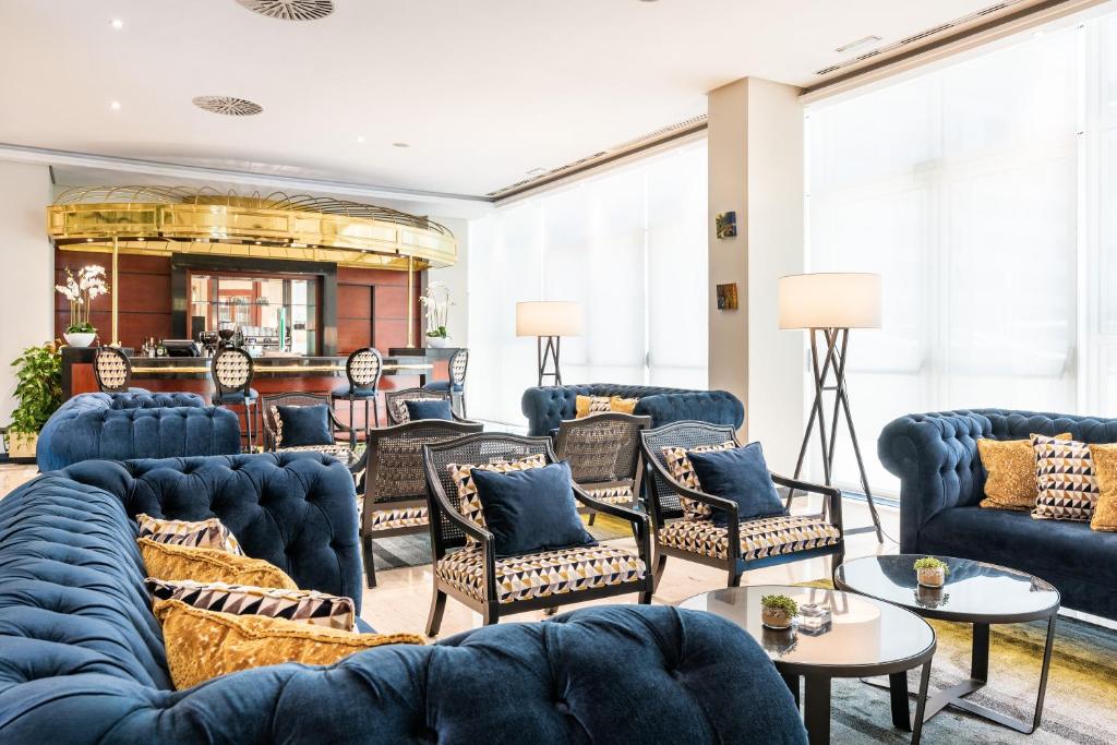 A seating area at Eurostars Gran Hotel Santiago