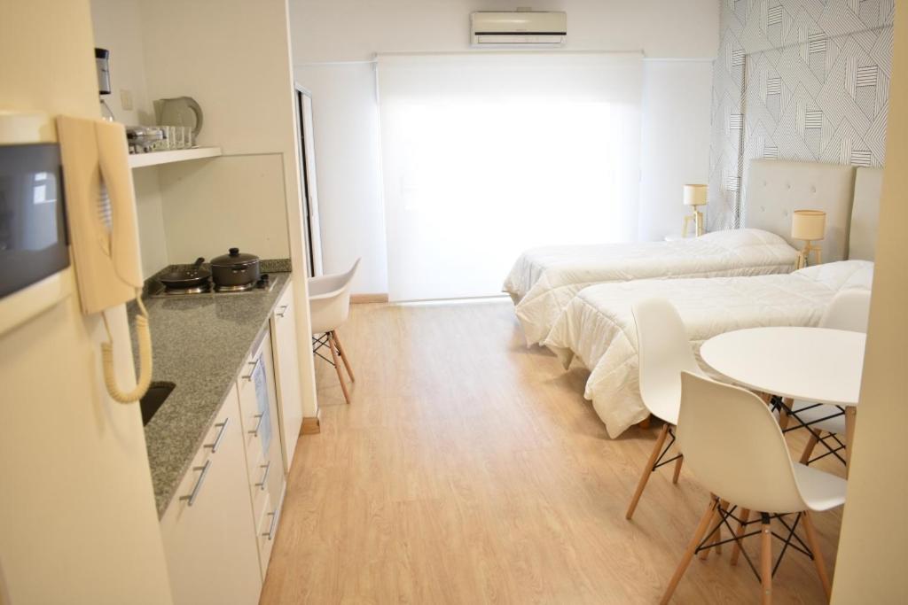 Habitación con 2 camas y mesa con sillas. en Loft para 4 personas 7º A en Buenos Aires