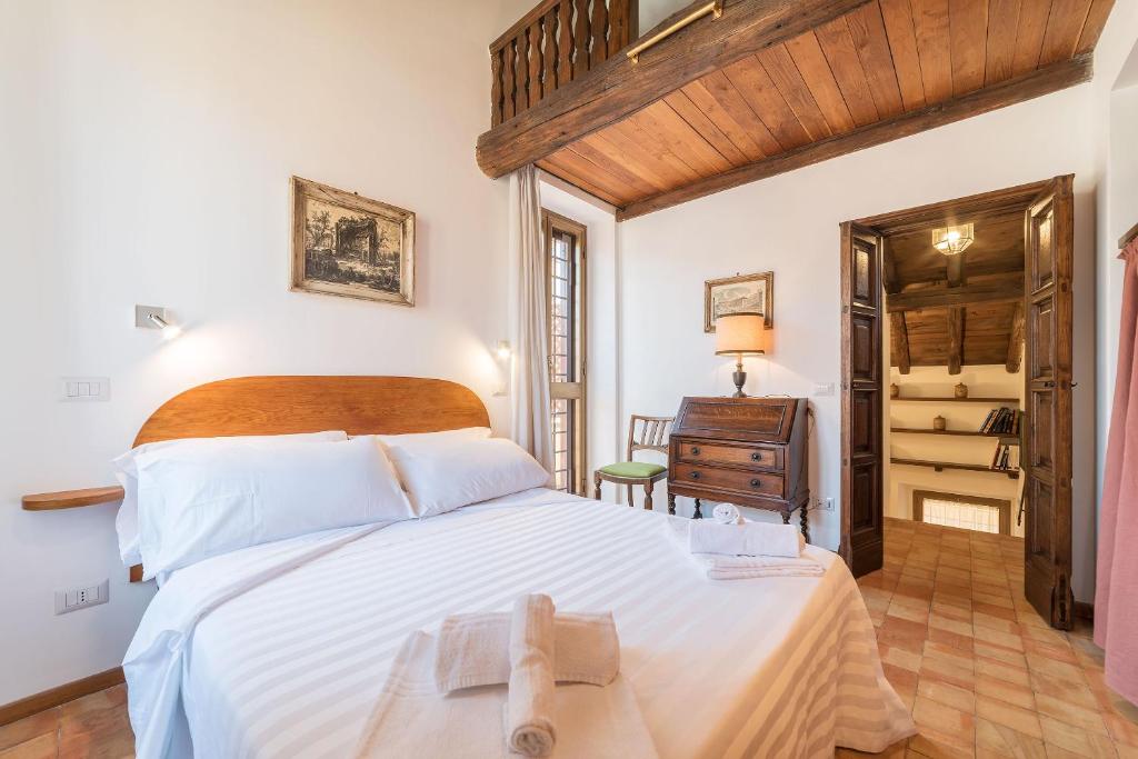 A bed or beds in a room at Trevi's Roof Terraces