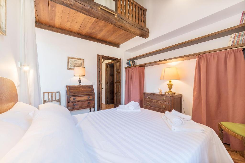 A bed or beds in a room at Trevi's Roof Terraces
