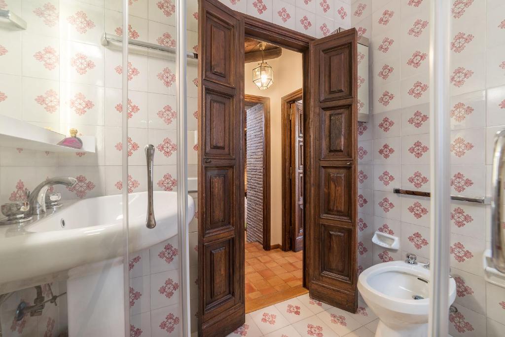 A bathroom at Trevi's Roof Terraces