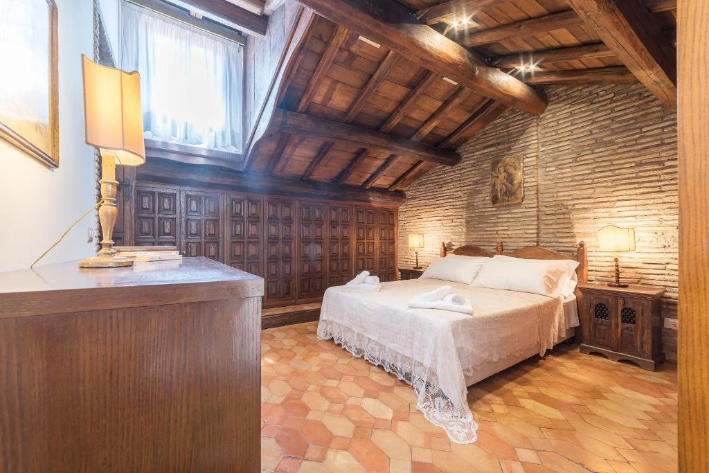 A bed or beds in a room at Trevi's Roof Terraces