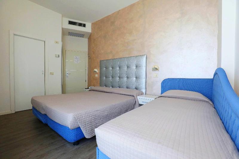 Postel nebo postele na pokoji v ubytování Hotel Daniel's FRONTE MARE