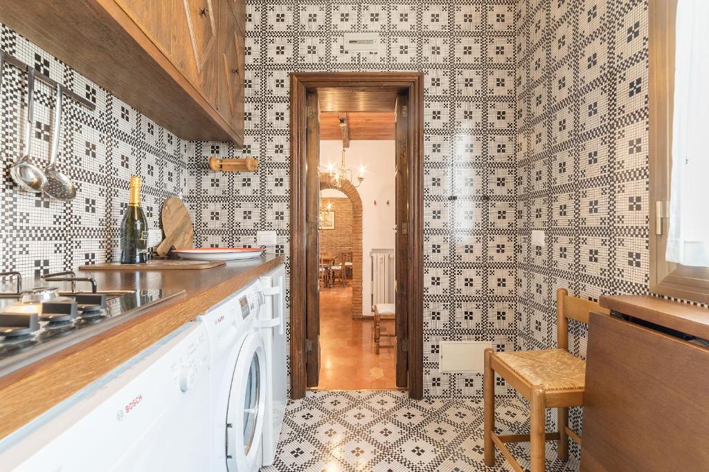 A kitchen or kitchenette at Trevi's Roof Terraces