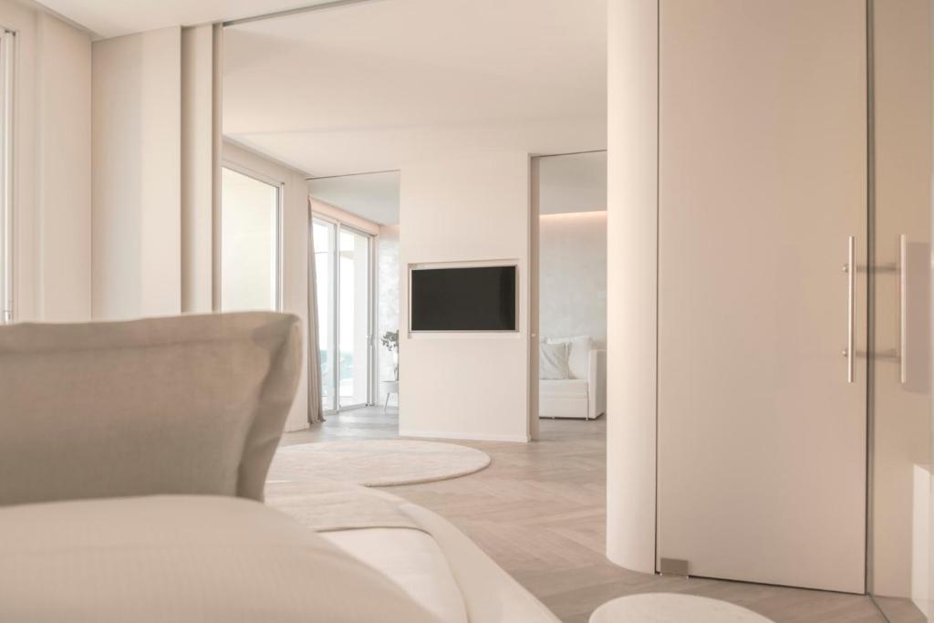 Telewizja i/lub zestaw kina domowego w obiekcie Hotel Sans Souci
