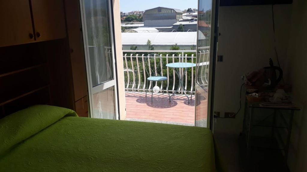 uma porta para uma varanda com vista para um pátio em agriturismo nonna merj em Albenga