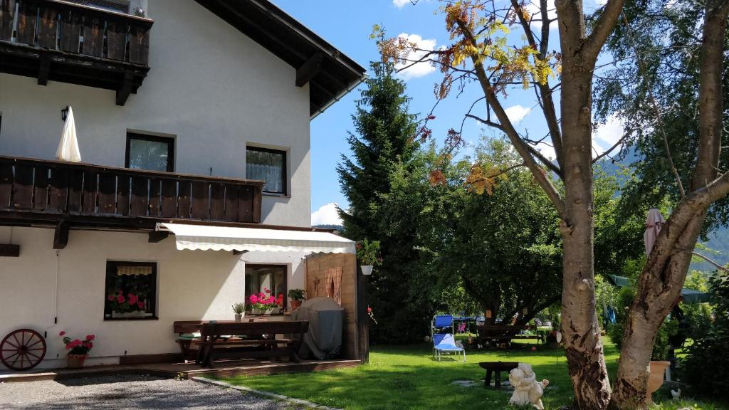 ein Haus mit einem Picknicktisch und einem Hund im Hof in der Unterkunft Haus Senn in Seefeld in Tirol
