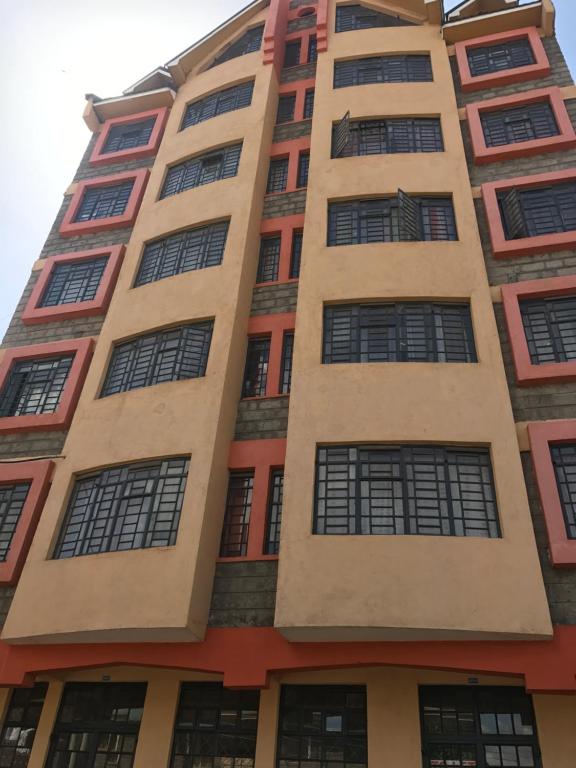 um edifício alto com muitas janelas em Ash house 2 em Nairobi