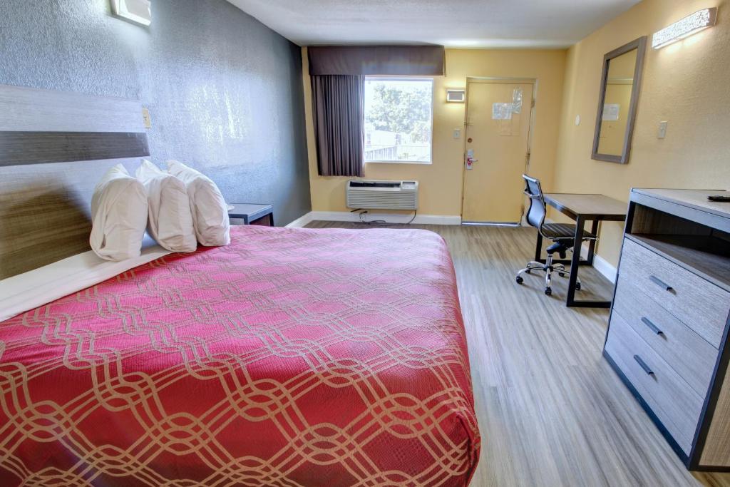 Postelja oz. postelje v sobi nastanitve Econo Lodge at Military Circle