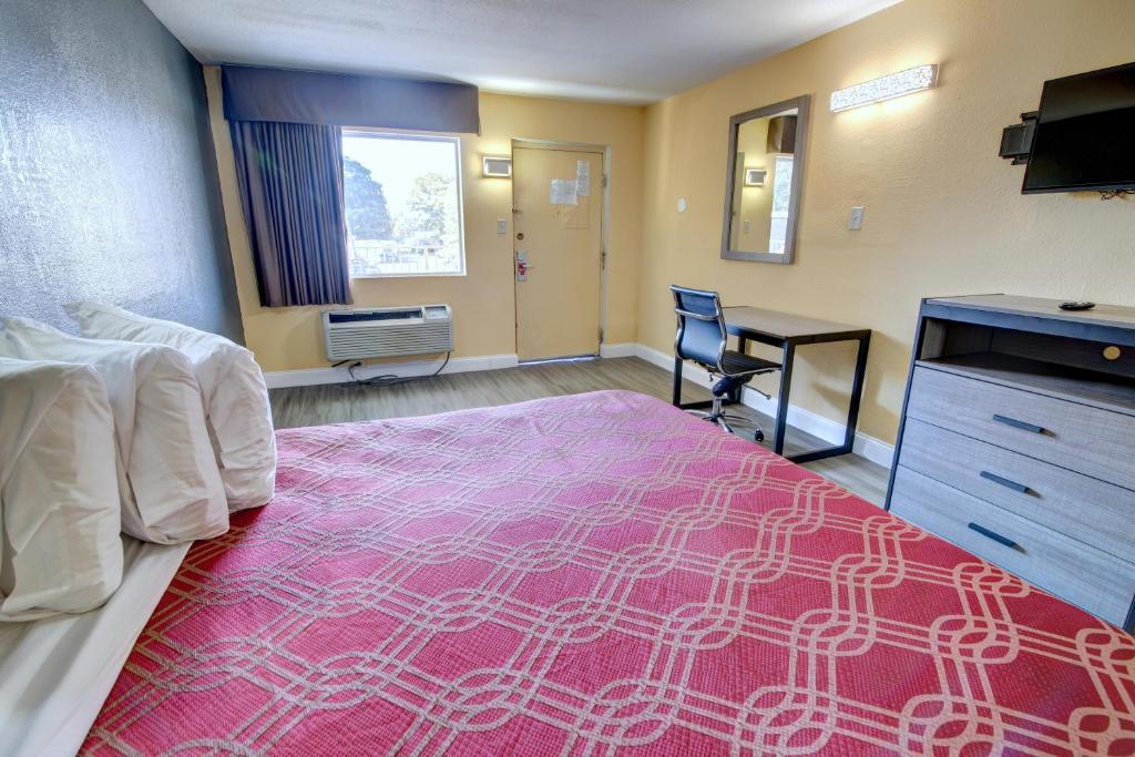 Econo Lodge at Military Circle - King Room - Roken