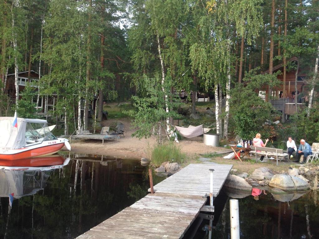 una barca è ormeggiata in un molo in un lago di Kesämökki RUOKOLAHTI a Talkkuna