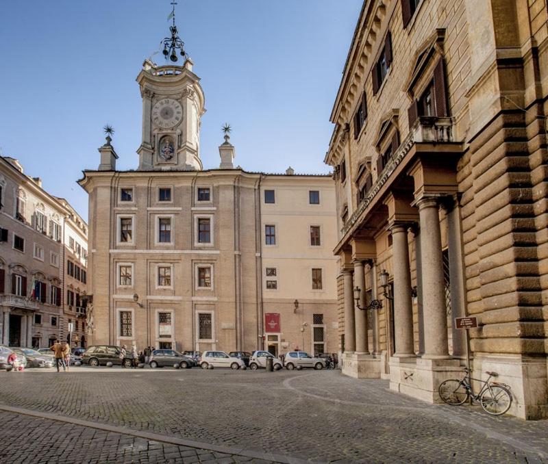 ein großes Gebäude mit einem Uhrturm darüber in der Unterkunft CASA VACANZA NAVONA & CASTEL SANT'ANGELO WHOLE HOLIDAY HOME APARTMENT da PAMINO & PRISCILLA in Rom