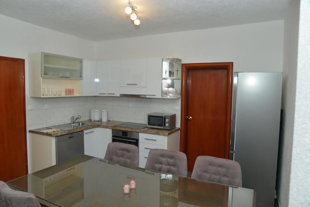 Kuchyň nebo kuchyňský kout v ubytování APARTMAN MATKOVIĆ