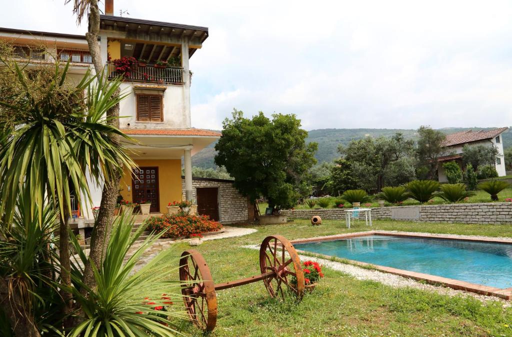 una casa con piscina en el patio en Arcobaleno, en Campagna